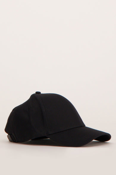 Chapeau noir de Calvin Klein avec une bande réglable à l'arrière.