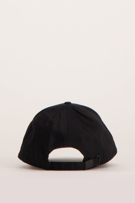 Chapeau noir de Calvin Klein, vu de l'arrière avec une bande ajustable.