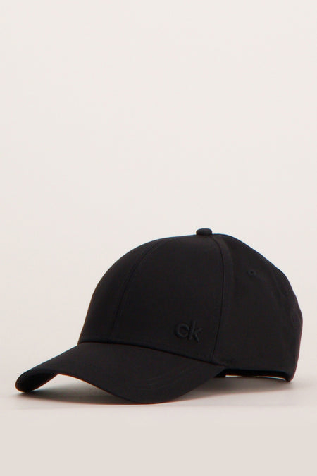 Chapeau noir de Calvin Klein, avec un subtil logo 'ck' à l'avant.
