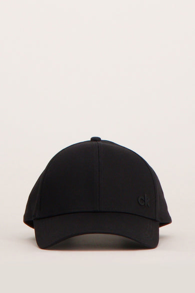 Chapeau noir de Calvin Klein, avec un logo subtil sur le côté.