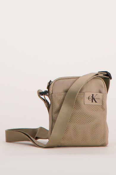 Sac à dos brun de Calvin Klein Jeans avec perforations et bandoulière ajustable.