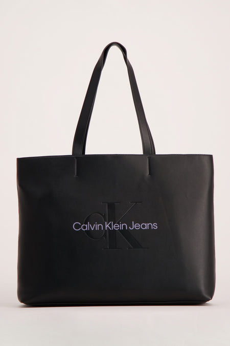 Sac à main noir de Calvin Klein Jeans avec logo en relief sur l'avant et double anses d'épaule.