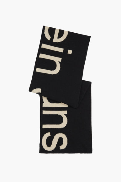 Écharpe noire en tricot avec lettres crème Calvin Klein, empilée sur fond blanc