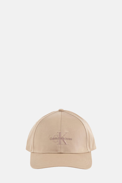 Chapeau beige de Calvin Klein, vu par derrière, avec une bande ajustable.
