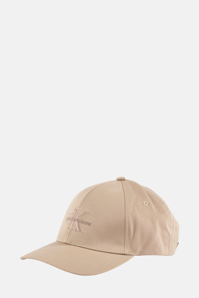 Chapeau beige de Calvin Klein Jeans, avec un logo brodé sur l'avant.