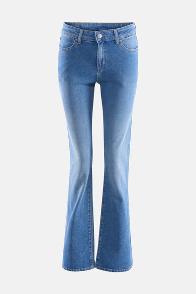 Jean évasé en denim bleu clair par Lee Cooper, associé à un haut noir à col en V et des talons noirs.