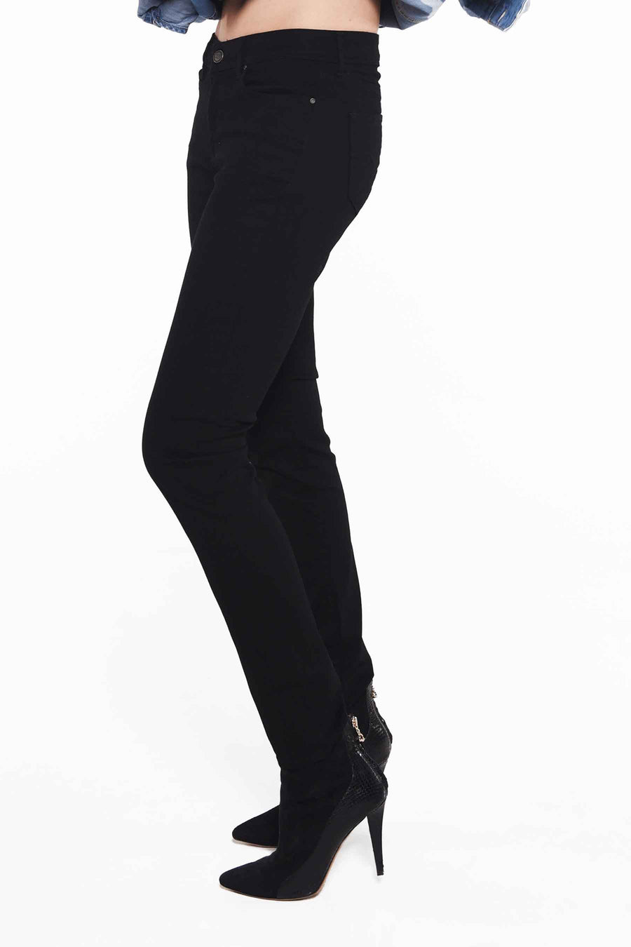 Jean slim fit noir de Lee Cooper, associé à une chemise en denim et des bottes noires hautes.