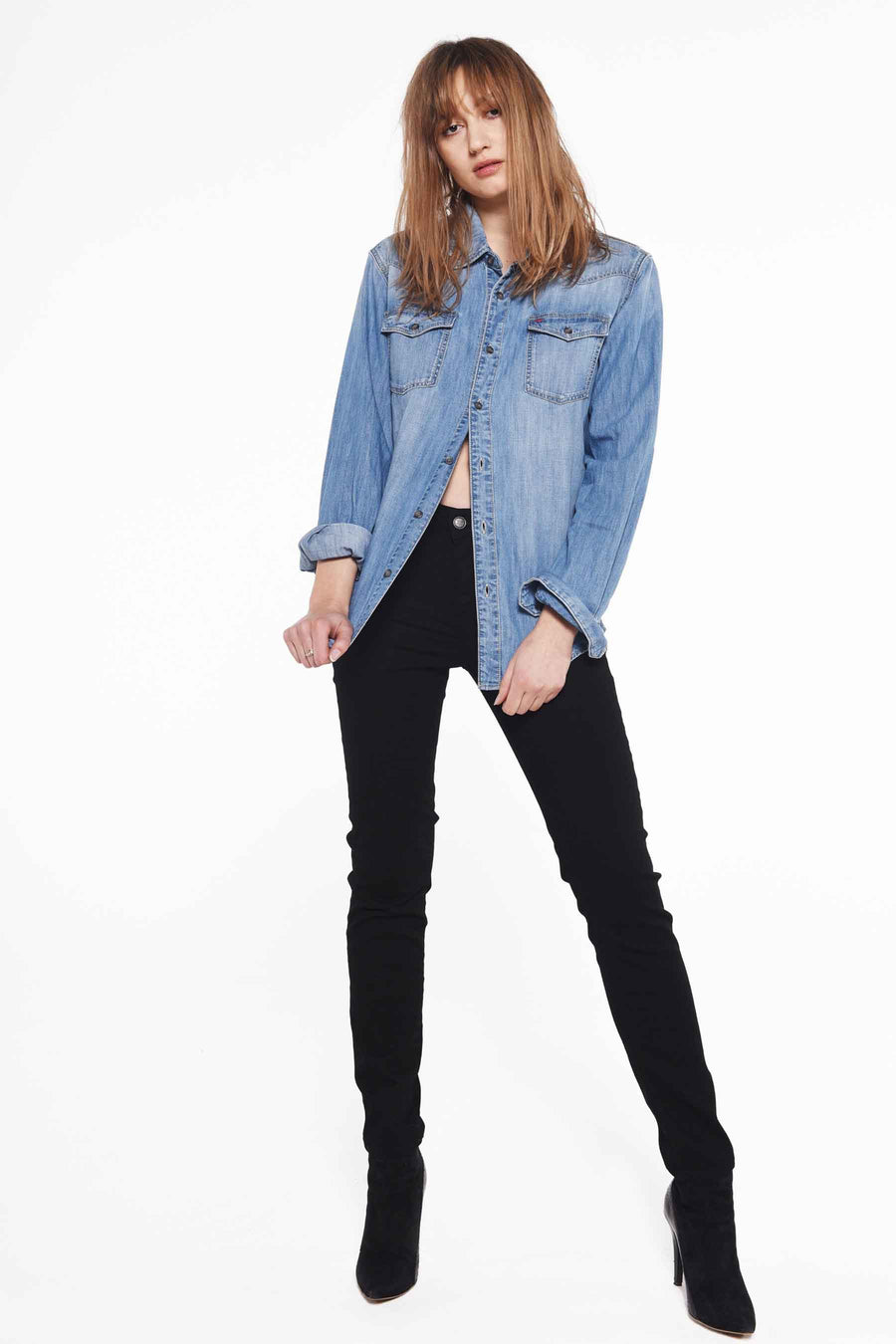 Zwarte slim fit jeans van Lee Cooper, gecombineerd met een denim overhemd en zwarte hoge hakken.
