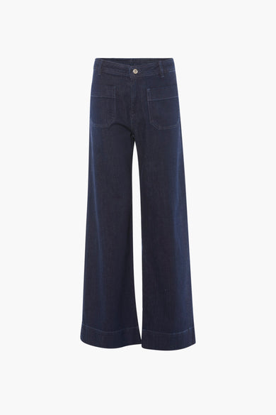 Jean bleu marine large de Lee Cooper, avec une poche arrière décorée d'un motif brodé.