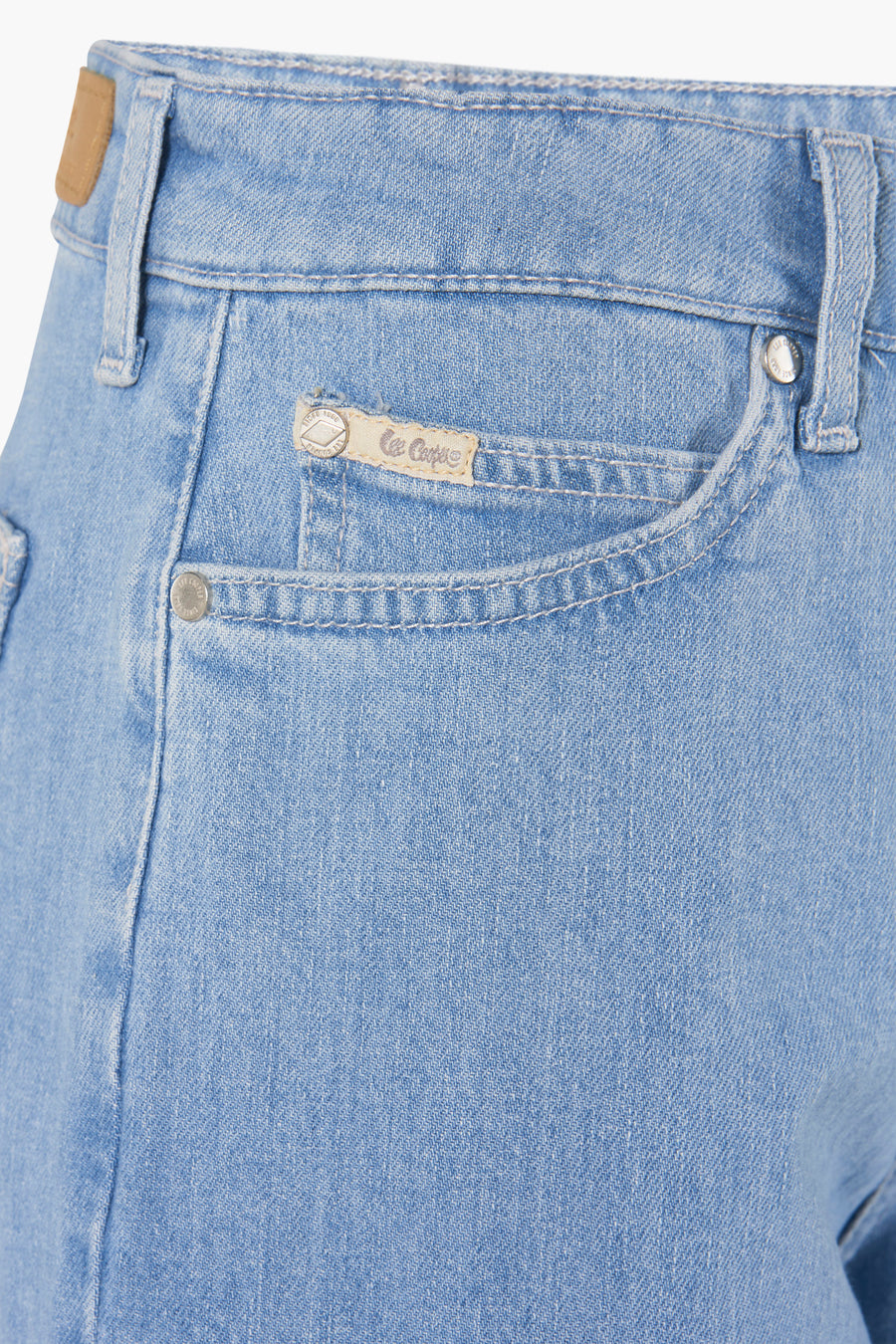 Jean skinny bleu clair de Lee Cooper, avec poches et un logo de marque discret.