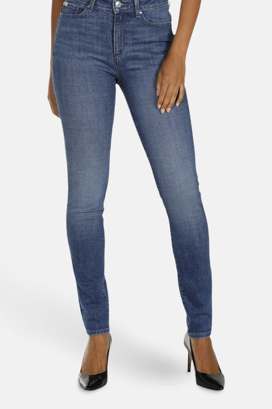 Jean skinny bleu de Lee Cooper, coupe ajustée et porté avec des escarpins noirs.