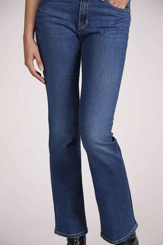 Jean en denim bleu marine bootcut de Lee Cooper, associé à des bottes en cuir noires avec talon.