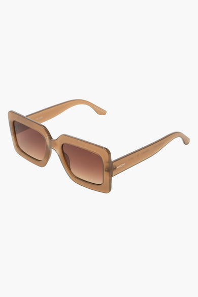 Lunettes de soleil beige de KOMONO avec des verres marrons et un cadre rectangulaire.