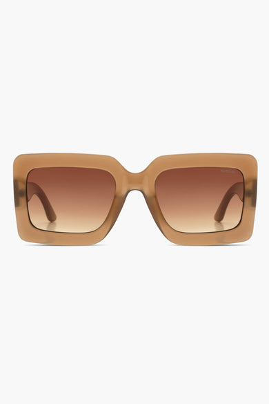 Lunettes de soleil beige de Komono, avec des verres bruns et un cadre anguleux.