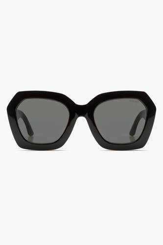 Lunettes de soleil noires KOMOMONO, avec un cadre angulaire et des verres sombres.