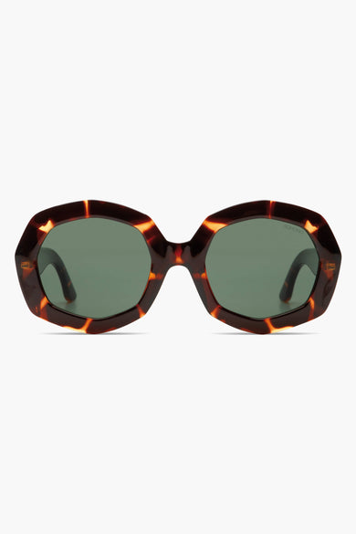 Lunettes de soleil brunes de KOMONO avec un motif de tortue mêlé et des verres verts foncés.
