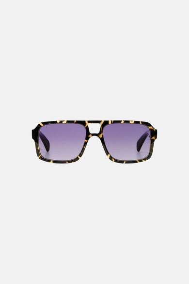 Lunettes de soleil vertes de KOMONO, avec un motif écaille de tortue et des verres violets.
