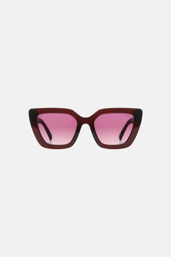 Lunettes de soleil œil de chat marron foncé de KOMONO avec verres dégradés roses.