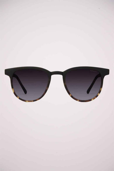 Lunettes de soleil noires KOMONO avec un motif tortue sur la moitié inférieure du cadre.