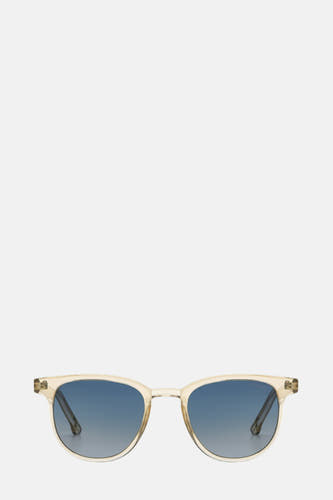 Lunettes de soleil bleues de KOMONO, portées par un modèle avec une chaîne couleur argent sur un fond blanc.