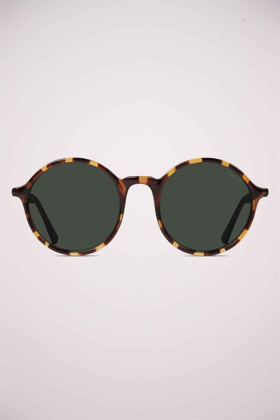 Lunettes de soleil vertes de KOMONO, avec un cadre en motif tortue.
