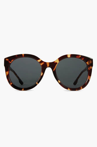 Lunettes de soleil brunes de KOMONO, avec un cadre mêlé en motif tortue et des verres sombres.