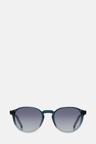 Lunettes de soleil bleues de KOMONO, avec une subtile transition de couleurs dans les verres et le montant.