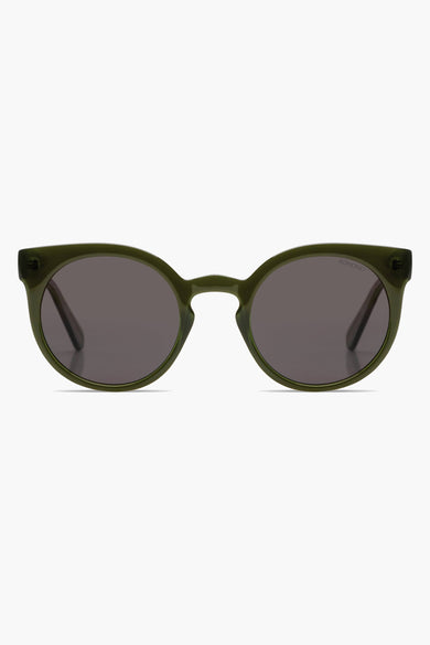 Lunettes de soleil vertes de KOMONO, avec une forme ronde et des verres foncés.