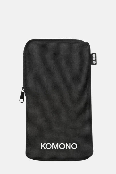 Étui à lunettes noir de KOMONO, avec une texture granuleuse, une fermeture éclair et un logo.