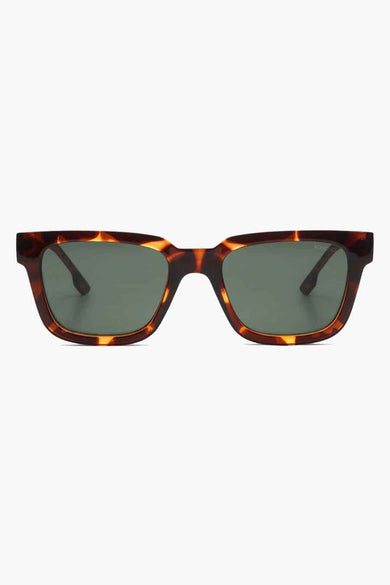 Lunettes de soleil marron de KOMONO avec un motif tortue sur la monture et des verres foncés.