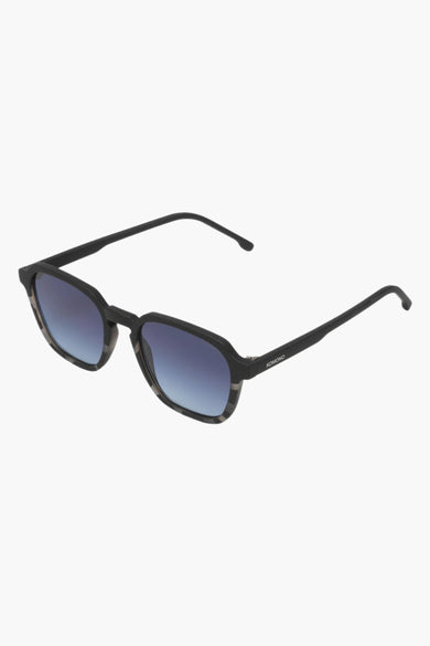 Lunettes de soleil noires KOMOMONO, avec une transition bleue dans les verres et un cadre noir.