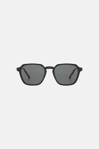 Lunettes de soleil noires KOMONO avec verres gris foncé et une monture subtilement angulaire.