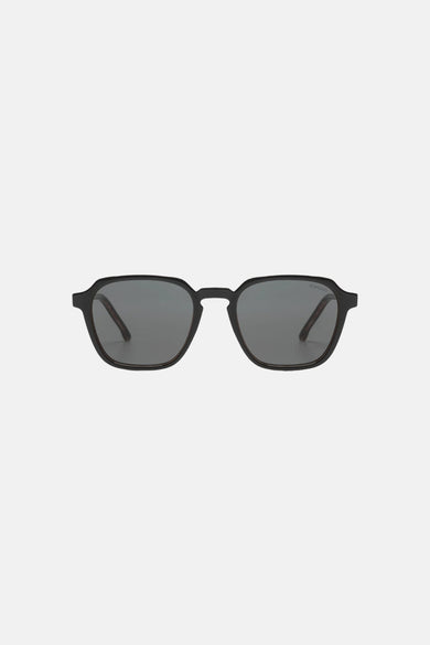 Lunettes de soleil noires KOMONO avec verres gris foncé et une monture subtilement angulaire.