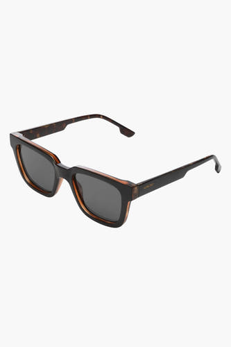 Lunettes de soleil noires KOMOMONO, avec un cadre rectangulaire et des accents marrons.