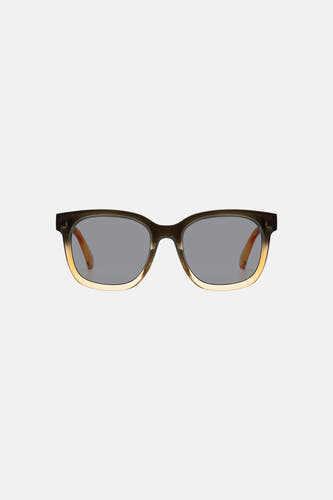 Lunettes de soleil marron de KOMONO, portées avec une chaîne argentée et un t-shirt noir.