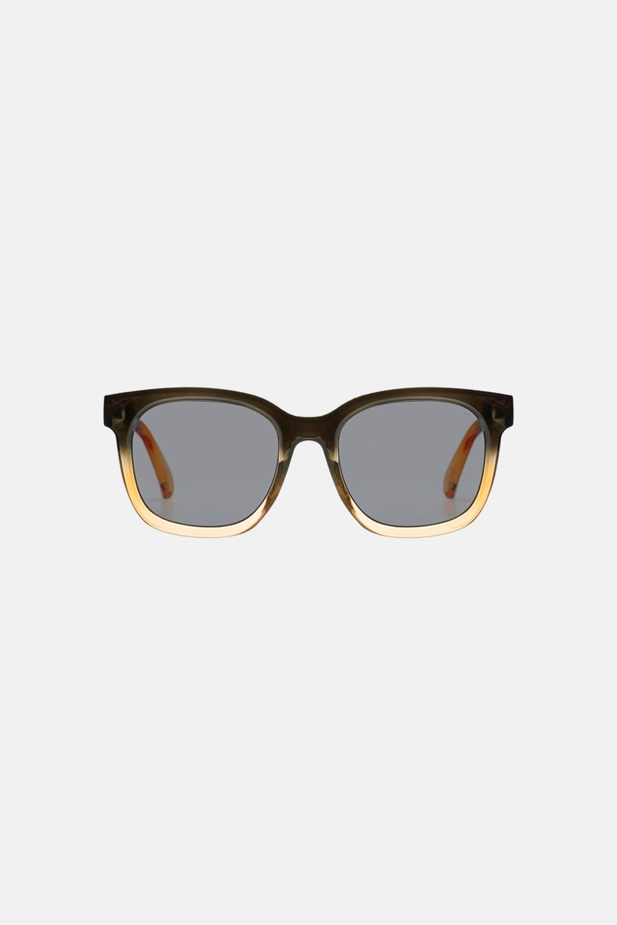 Lunettes de soleil marron de KOMONO, portées avec une chaîne argentée et un t-shirt noir.