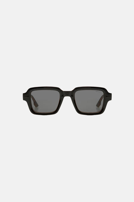 Lunettes de soleil vertes de KOMONO, avec verres rectangulaires et une subtile bordure marron.