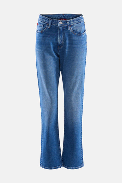 Jean droite en denim bleu moyen de Lee Cooper, taille haute et porté avec un chemisier noir et des chaussures noires.