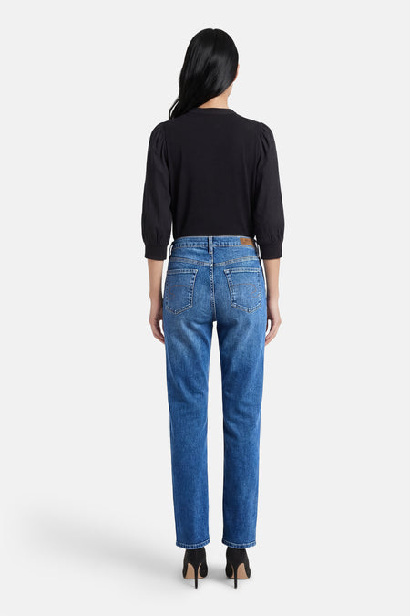 Jean droit en denim bleu moyen de Lee Cooper, vu de dos, associé à un haut noir et des talons noirs.