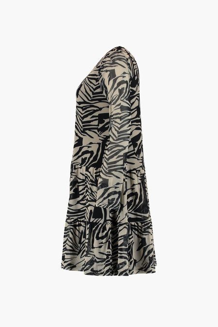 Robe beige à longues manches de Zabaione, avec un imprimé zèbre et des détails pliés, en vue latérale.