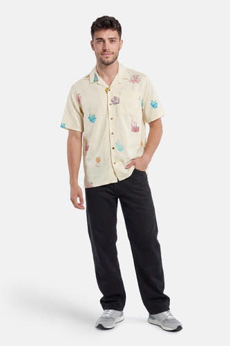 Chemise multicolore à manches courtes de LAKOR, avec base crème et motifs corail et cristal vifs.