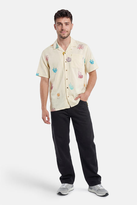 Chemise multicolore à manches courtes de LAKOR, avec base crème et motifs corail et cristal vifs.