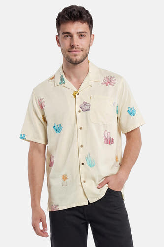 Chemise de couleur crème de LAKOR à manches courtes avec des motifs corail et cristal colorés.