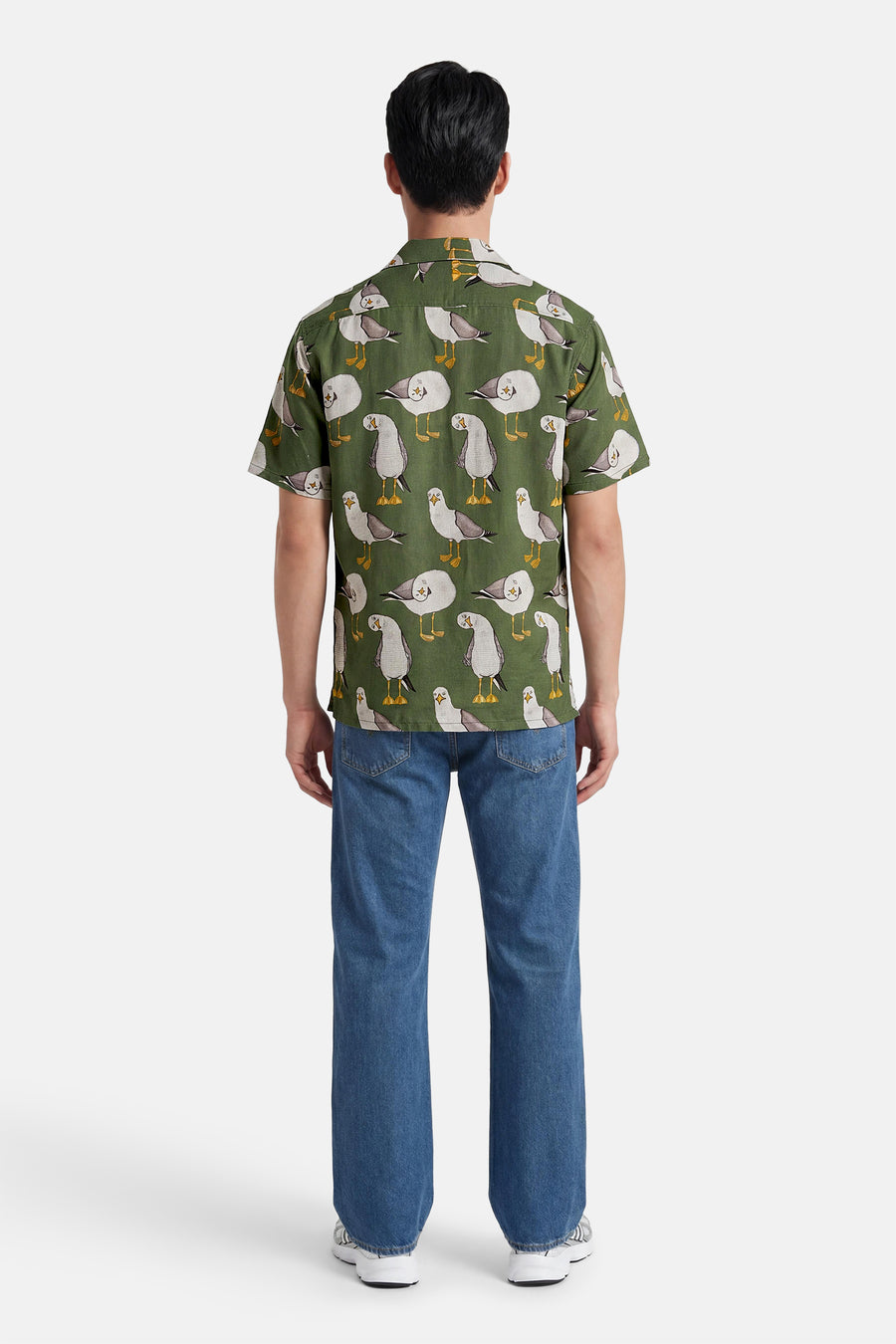 Chemise verte à manches courtes de LAKOR avec imprimé mouettes, vue arrière, portée avec un jean et des baskets.
