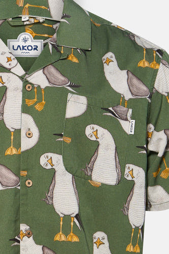 Chemise verte à manches courtes de LAKOR, imprimée de mouettes, avec boutons en bois et poche poitrine.