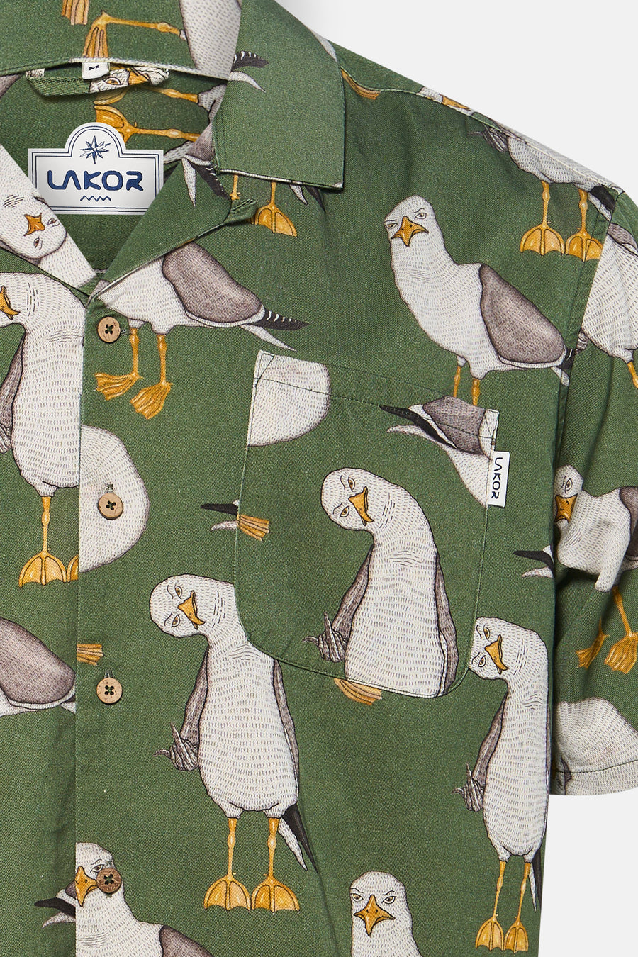 Chemise verte à manches courtes de LAKOR, imprimée de mouettes, avec boutons en bois et poche poitrine.