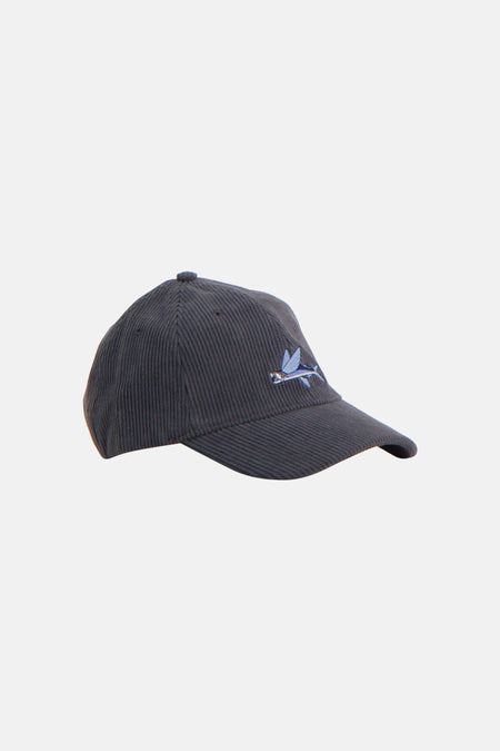 Casquette bleue LAKOR avec poisson volant bleu brodé, texture côtelée et accents bleu clair.