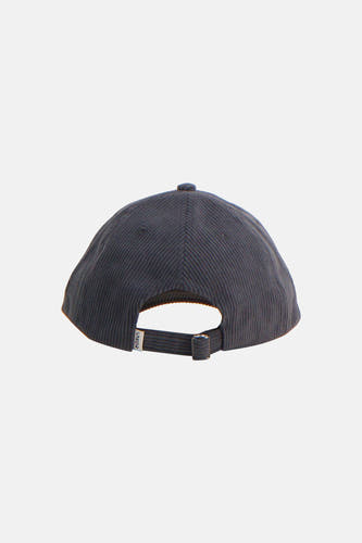 Blauwe pet van LAKOR met een corduroy textuur, achterkant met verstelbare band en label.