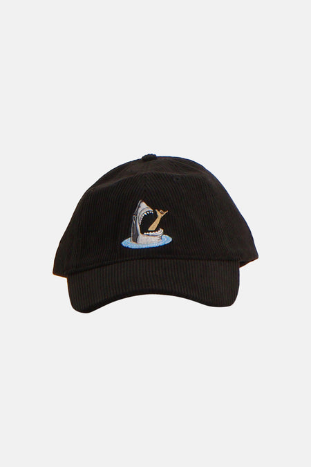 Casquette noire LAKOR avec un requin brodé dévorant un signe shaka.