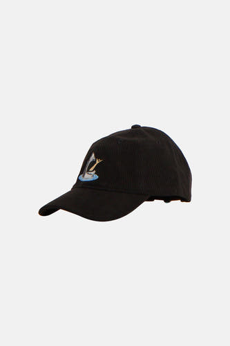 Casquette noire LAKOR avec motif de requin brodé et texture côtelée.
